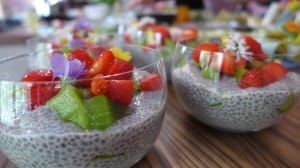 Verrine de fruits aux graines de chia et lait d'amande "maison"